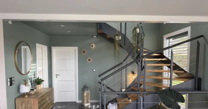 Plafond peint dans la même teinte vert sauge que les murs, réalisation Peinture Sospera dans le Sundgau