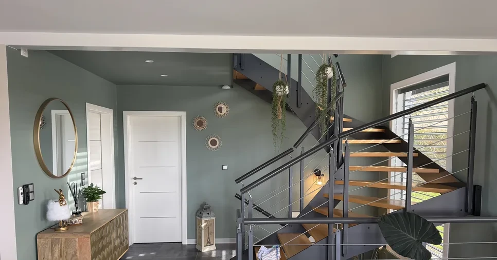 Plafond peint dans la même teinte vert sauge que les murs, réalisation Peinture Sospera dans le Sundgau