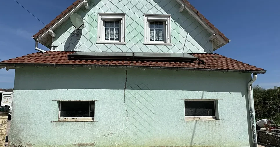 photo fissure façade maison infiltration humidité réparation filet armé D3 Peinture Sospera Altkirch Belfort