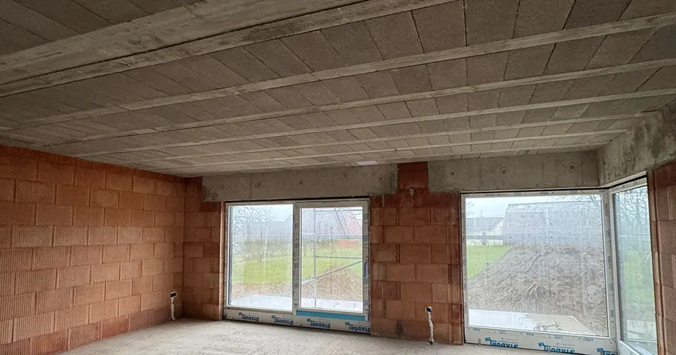 Chantier de plâtrerie avant le début des travaux, murs bruts et zone en attente de pose de plaques