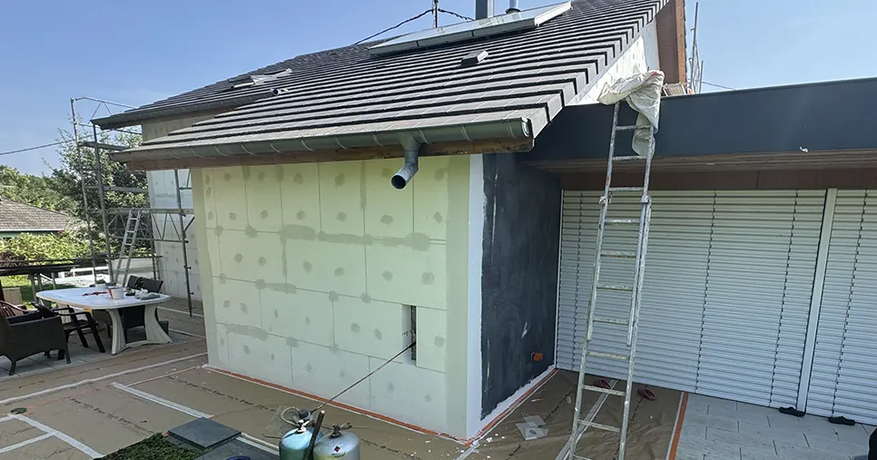 Isolation extérieure à Strueth : mise en place de l’échafaudage et début des travaux par les peintres-façadiers de Peinture Sospera, entreprise RGE du Sundgau.