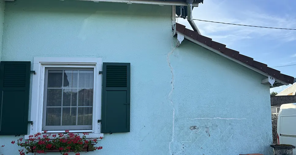 Gros plan fissure façade maison infiltration humidité traitement filet armé D3 Peinture Sospera Altkirch Belfort