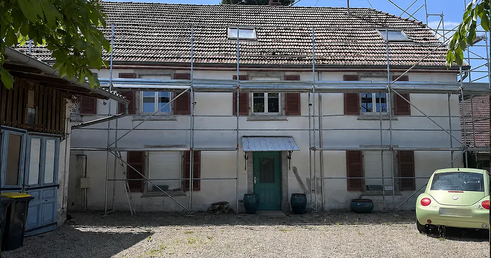 Échafaudage monté sur la façade principale avant ravalement par Peinture Sospera à Riedisheim