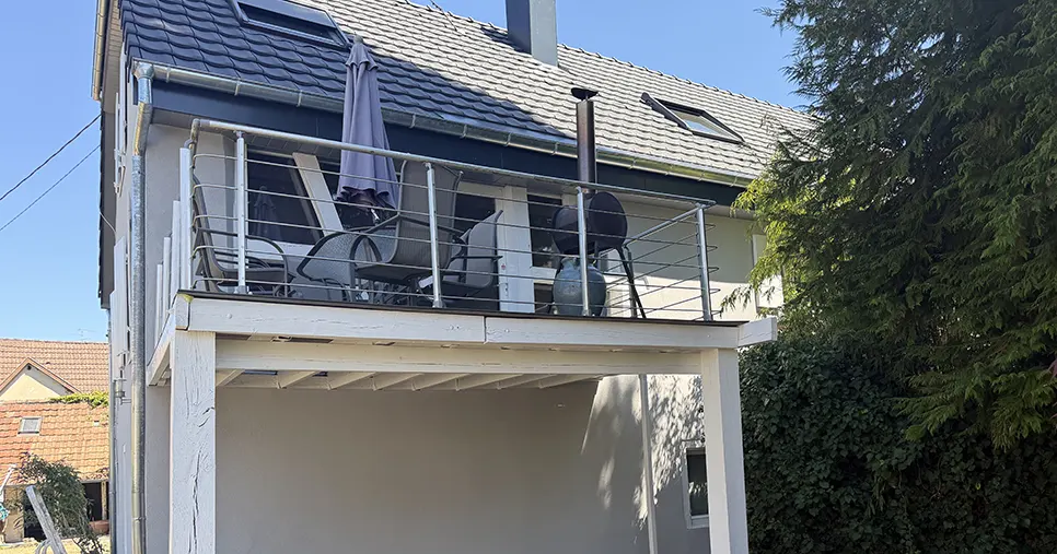 Mur sous terrasse rénové et structure bois repeinte par Peinture Sospera à Riedisheim