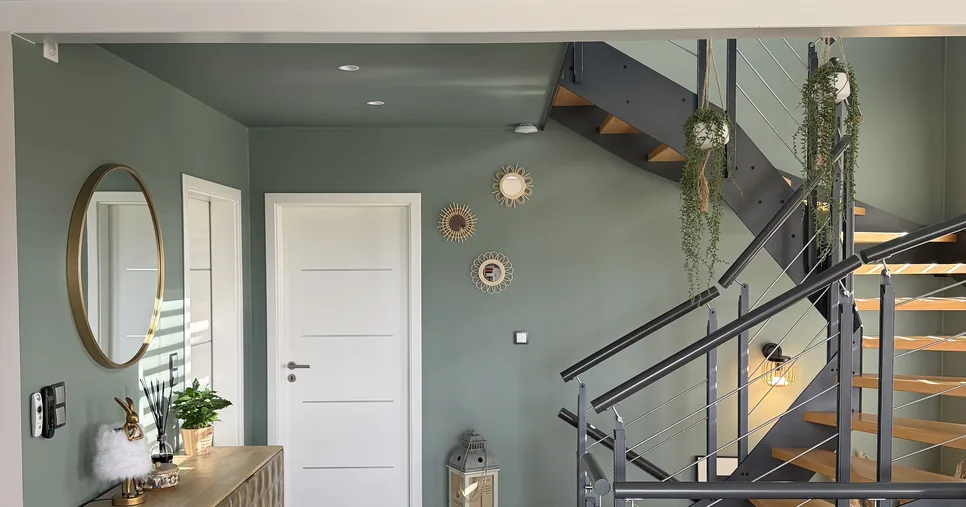 Entrée avec plafond et murs dans une teinte sauge continue, maison contemporaine du Sundgau